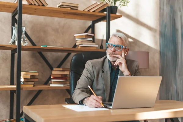 Old Man Thought Office Table Experienced Lawyer Draws Contract Provincial — Stok fotoğraf