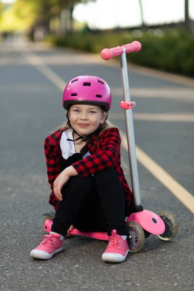 Aktive Unterhaltung Für Kinder Ein Kind Mit Helm Sitzt Auf — Stockfoto