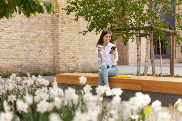 Kahve molası. Kız oturur ve çay içer, telefonda bir mesaj okur..