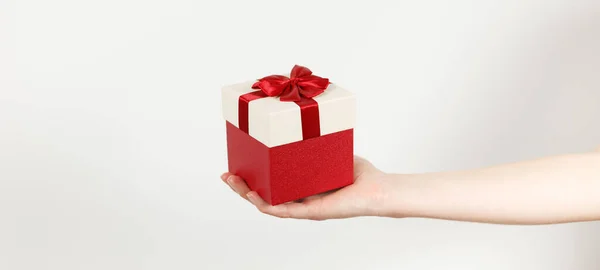 Presente Vermelho Com Arco Mão Sobre Fundo Branco Presente Aniversário — Fotografia de Stock