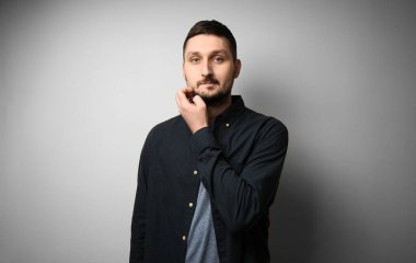 Sakallı, sakalını kaşıyan ve düşünen Avrupalı bir adam. Şaşırmış ve kaybolmuş..