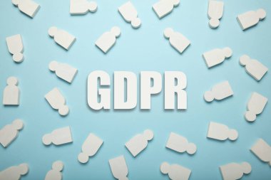 Beyaz insan figürleri ve GDPR yazıları. Genel Veri Koruma Düzenlemesi.