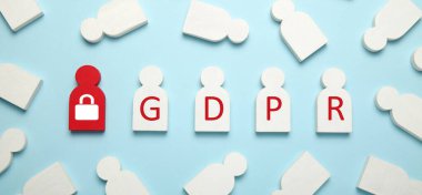 Beyaz insan figürleri ve GDPR yazıları. Genel Veri Koruma Düzenlemesi.