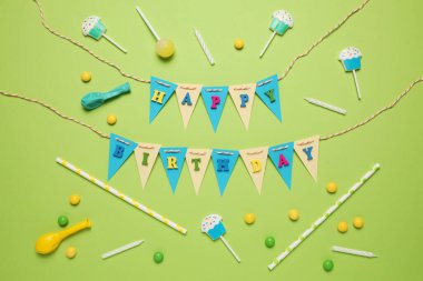 Çocukların doğum günü için güzel bir dekor. Tatlı renkli şekerler, balonlar, pipetler.