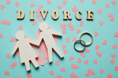 Kırık kalp ve iki altın yüzük. Sivil aile boşanması, çatışma. 