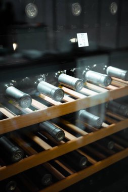 Buzdolabında şarap şişeleri saklamak. Restoranda alkollü kart. Şarabısoğutma ve koruma.