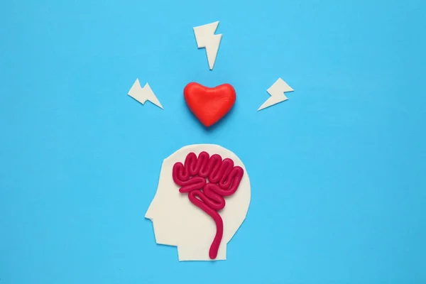 Figura Homem Com Cérebro Coração Vermelho Amor Inteligência — Fotografia de Stock