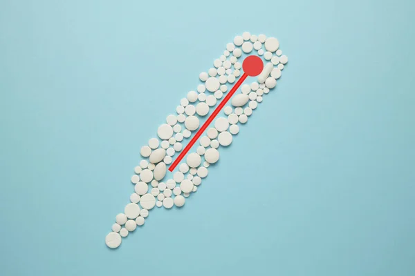 의학적 치료의 상징으로 쓰이는 알약의 온도계 질병의 — 스톡 사진