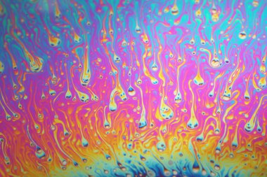 Renkli gökkuşağı sabun köpüğü, psikedelik arka plan. Soyut sıvı renkler ve doku.