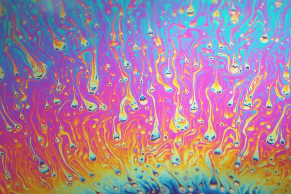 Renkli gökkuşağı sabun köpüğü, psikedelik arka plan. Soyut sıvı renkler ve doku.