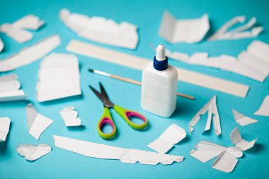 Geometrik kağıt işçiliği. 3D çokgen model, nirengi işlemi kendiniz yapın. Dekrowcraft, pepakura kavramı.