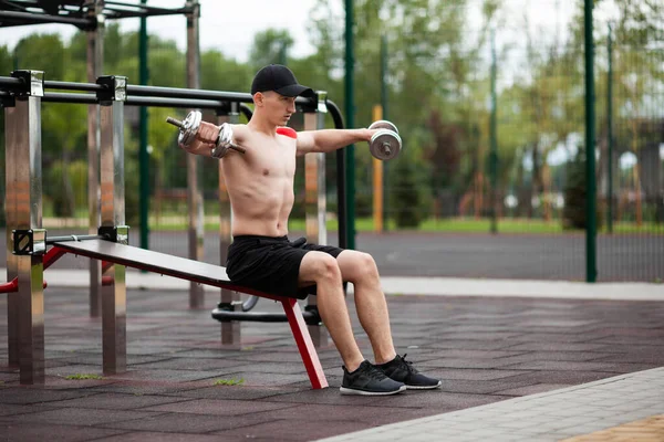 Yaralı Genç Avrupalı Atlet Dışarıda Antrenman Yapıyor Kineziyoloji Tedavi Edici — Stok fotoğraf