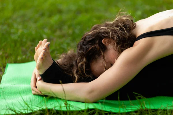 Mujer Joven Parque Practicando Yoga Paschimottanasana Pose — Foto de Stock