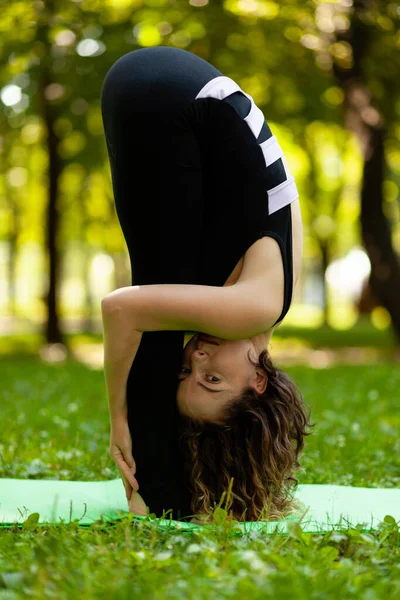 Mujer Joven Parque Practicando Yoga Pie Hacia Delante Ben — Foto de Stock