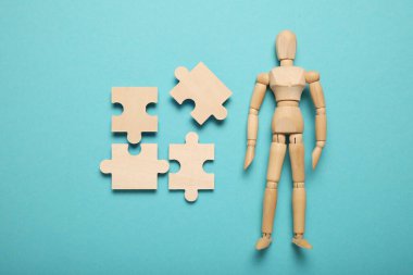 Tahta figür ve bulmacalar, iş hayatında problem çözme, yeni zorluklar. Yenilik ve takım çalışması.