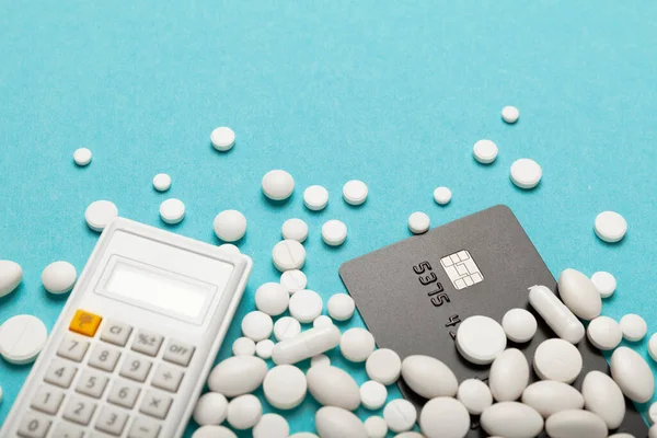 Πιστωτική Κάρτα Και Φάρμακα Χάπια Υψηλό Κόστος Της Θεραπείας Στο — Φωτογραφία Αρχείου