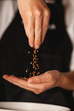 Karabuğday taneleri bir elden diğerine düşer..