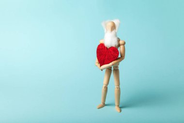 Elinde kırmızı bir kalp tutan yaşlı bir adam figürü. Kalp ve damar sağlığı.