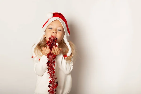 Retrato Menina Bonita Chapéu Papai Noel Com Confete Ouropel Isolado — Fotografia de Stock