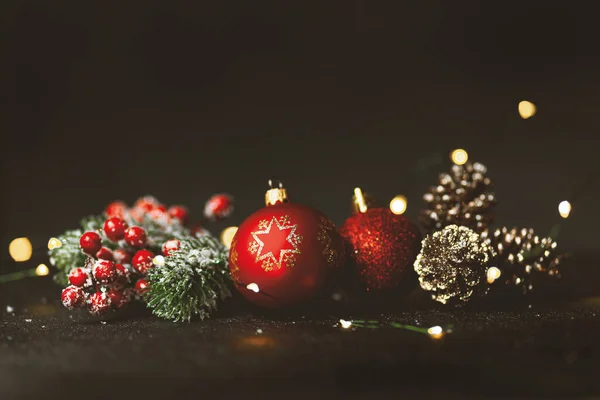 Πρωτοχρονιά Και Διακόσμηση Χριστουγέννων Φόντο Διακοπών Κόκκινο Εορταστικό Στολίδι Μπάλα — Φωτογραφία Αρχείου