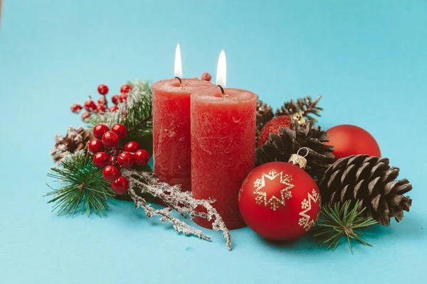 Όμορφη Πρωτοχρονιά Και Διακόσμηση Χριστουγέννων Κόκκινα Κεριά Μπάλες Χριστουγεννιάτικο Δέντρο — Φωτογραφία Αρχείου