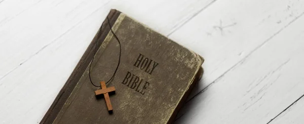 Antigua Biblia Cristiana Con Crucifijo Sobre Fondo Blanco — Foto de Stock