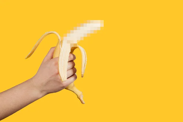 Plátano Como Símbolo Del Pene Masculino Mano Sobre Fondo Amarillo — Foto de Stock