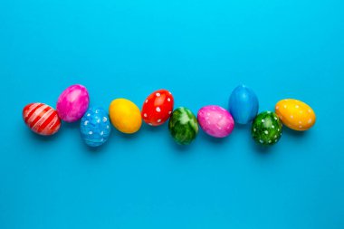 Mavi arka planda parlak paskalya yumurtaları. Retro renkli bahar dekorasyonu.