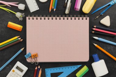 Okul malzemesi siyah karatahta. Uzayı metin için kopyala. Eğitime geri dön.