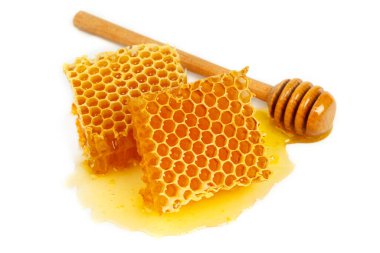 Beyaz arka planda izole edilmiş bal peteği ve tedavi edici propolis. Yabanarısı balı.