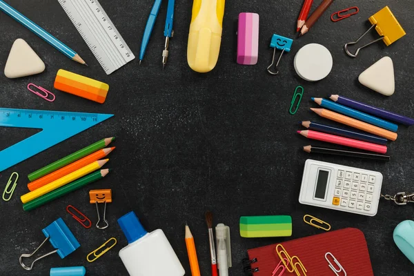 Schoolbenodigdheden Zwart Schoolbord Kopieer Ruimte Voor Tekst Terug Naar Het — Stockfoto