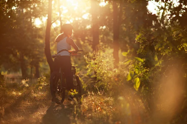 晨曦自行车运动 在大自然的树林里 在黎明的光芒中骑马 — 图库照片