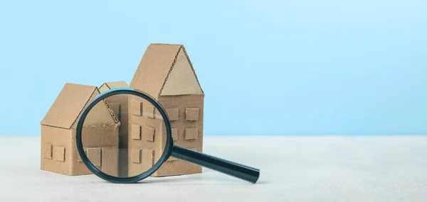 Megtalálni Vagy Kiválasztani Legjobb Otthont Nagyító Karton Miniatűr Házak Lakás — Stock Fotó