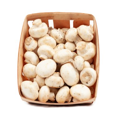 Beyaz arka plan üzerinde izole bir sepet içinde champignon mantar.