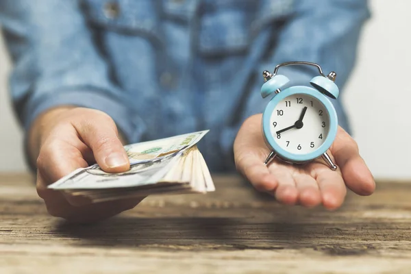 手に時間とお金 収入及び利益の時間当たりの給与 — ストック写真