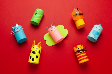 Kırmızı arka planda çocuk kağıt figürler. Tatil ev yapımı dekorasyonlar.