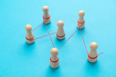 İnsanlar arasındaki iletişim. Rakamlar kırmızı bir iplikle bağlanmış. Söylentiler yayılıyor.