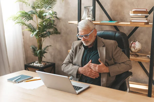 Een Hartaanval Kantoor Senior Man Houdt Zijn Borstbeen Met Zijn — Stockfoto