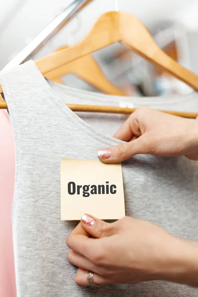 Roupas Naturais Cabide Loja Mãos Corrige Adesivo Vestido Tecidos Orgânicos — Fotografia de Stock