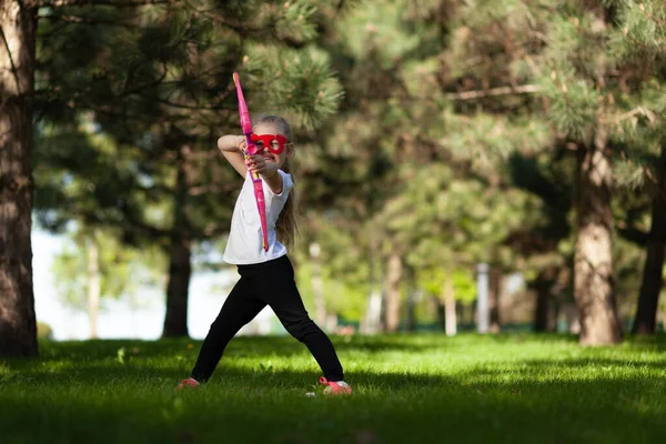 Superhjälte Flicka Skjuter Båge Parken Aktivt Utomhusspel — Stockfoto