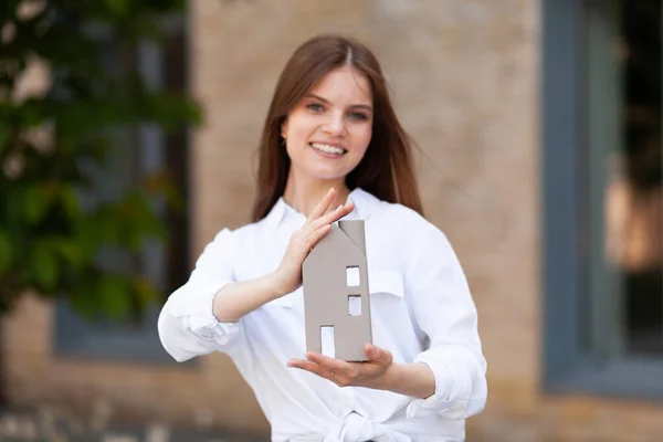 Agente Inmobiliario Venta Bienes Raíces Chica Sonriente Con Una Casa — Foto de Stock
