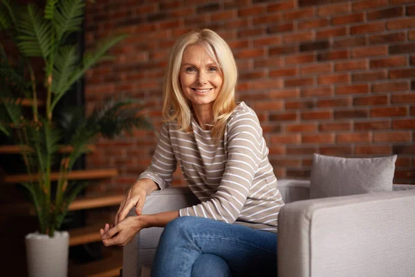 Güzel, kasıtlı bir kadının portresi. Tatlı olgun bayan, kariyer başarısı..