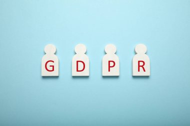 Mavi arka planda beyaz insan figürleri ve GDPR yazıları. Genel Veri Koruma Düzenlemesi.