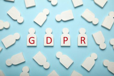 Beyaz insan figürleri ve GDPR yazıları. Genel Veri Koruma Düzenlemesi.