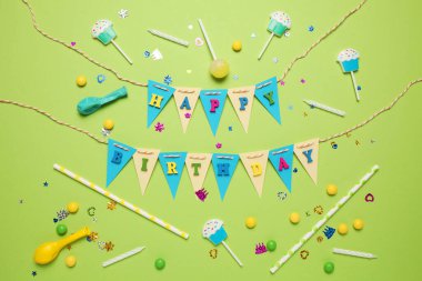 Karnaval ve parti dekorasyonu. Şeker, balon, pipet. Doğum günü arkaplanı.