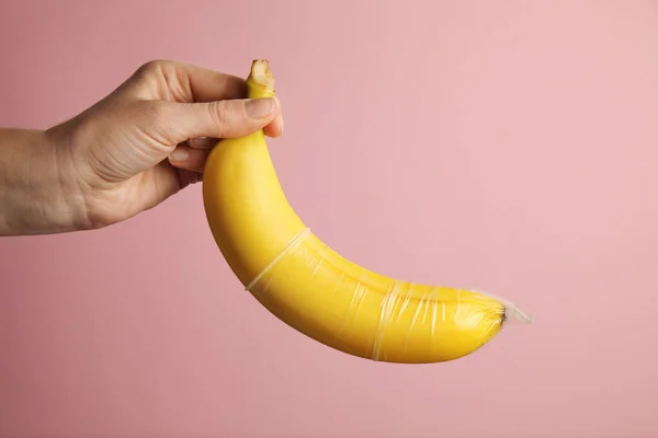 Plátano Amarillo Con Condón Concepto Sexo Protegido — Foto de Stock