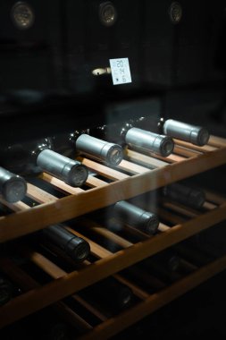 Buzdolabında şarap şişeleri saklamak. Restoranda alkollü kart. Şarabısoğutma ve koruma.
