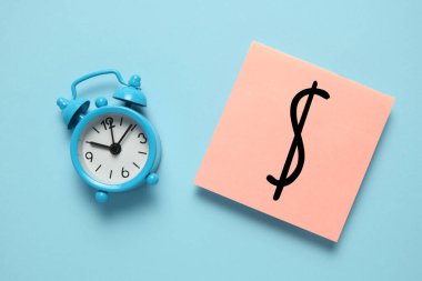 Mavi çalar saat ve kağıt hatırlatıcı. Zaman yönetimi, öncelikler, verimlilik, kontrol ve hedefler.