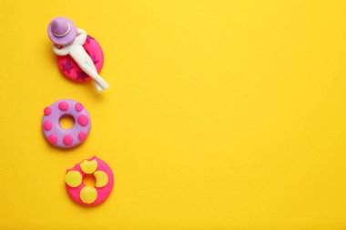 Plastik insanlar havuzda şişme çörek lilosuyla rahatlıyorlar. Çizgi film yazı dinlenme ve tatiller.