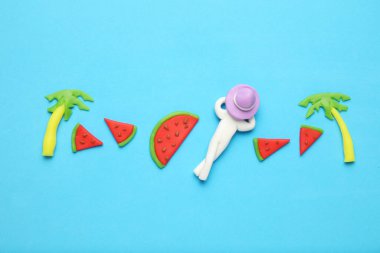 Tatlı yaz karpuz sanatı. Mavi arkaplanda kırmızı ve sulu dilimler.